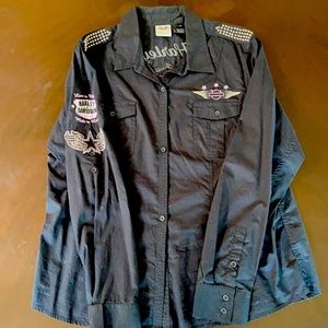 Women’s button-down, long sleeve shirt